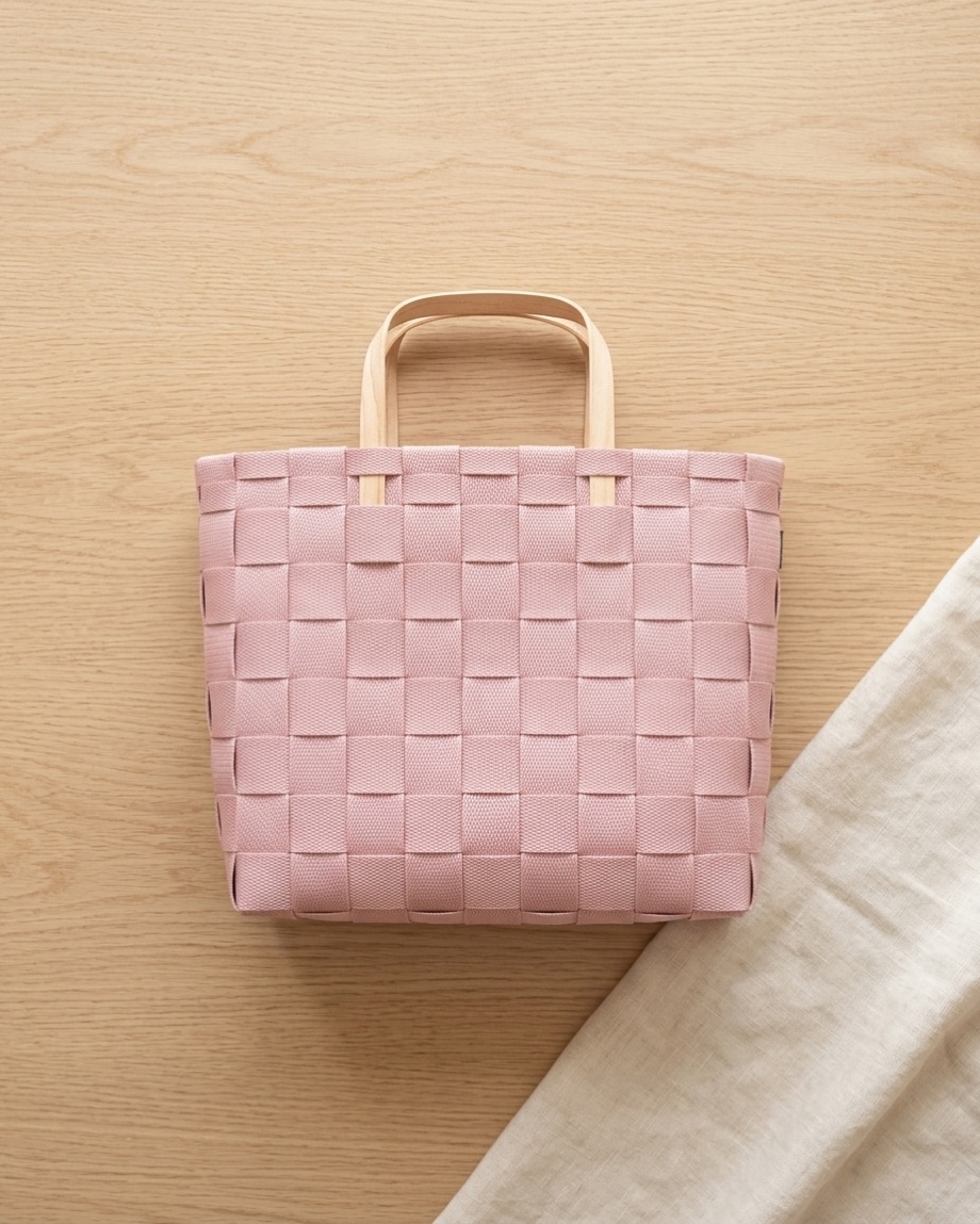 Rosa geflochtene Tasche aus nachhaltigem Material