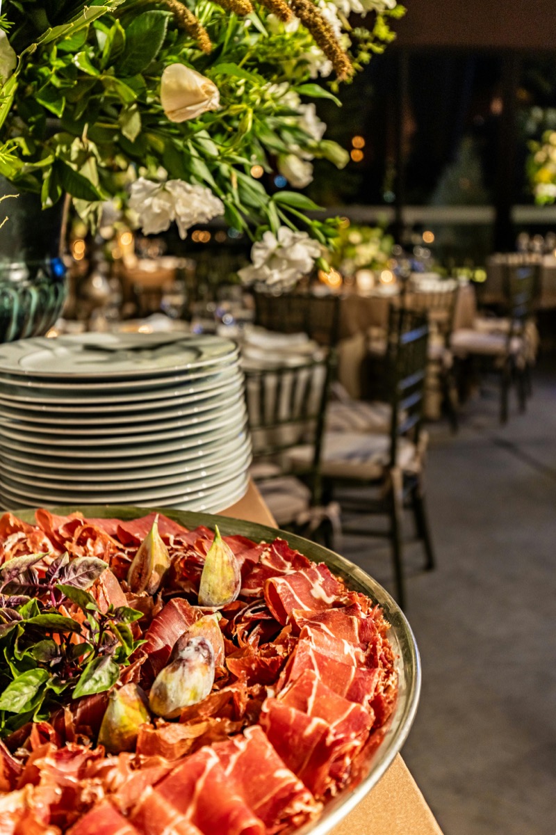 Feinkost-Platte mit Prosciutto, Feigen und frischen Kräutern im Glüxstern