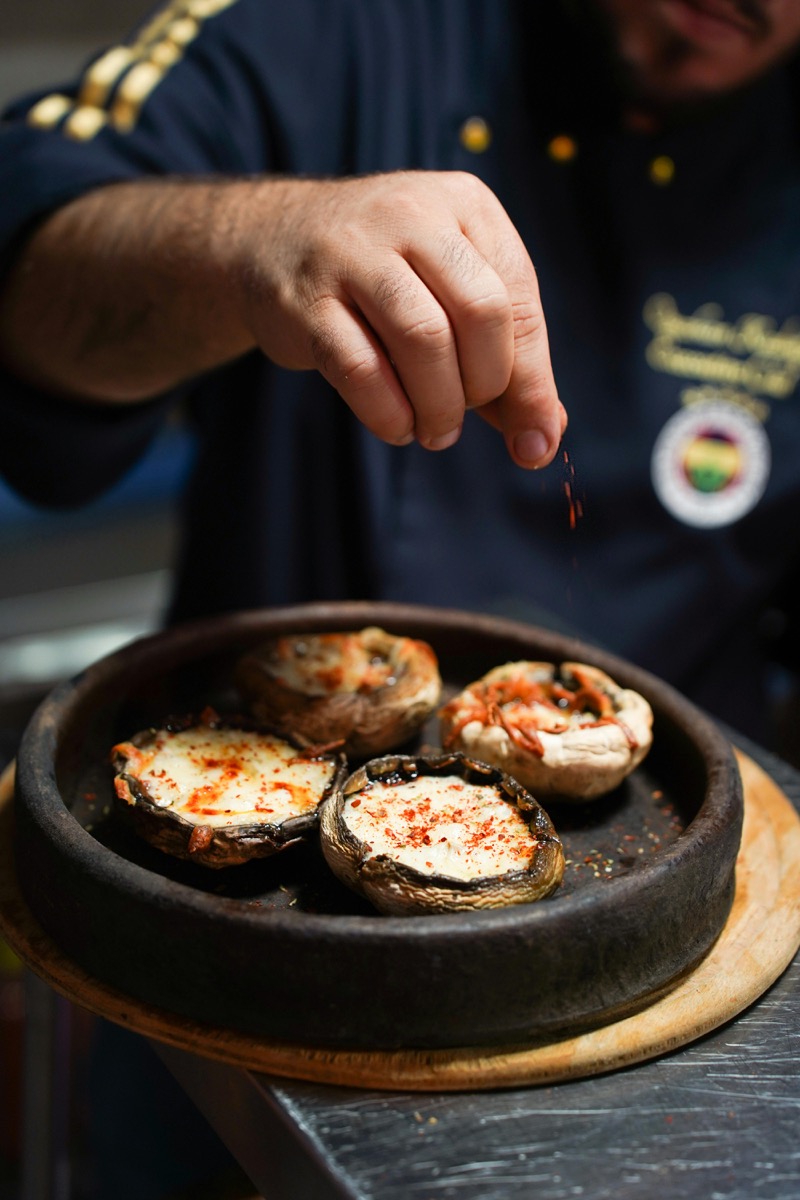 Gefüllte Champignons mit Käse überbacken auf heißer Steinplatte