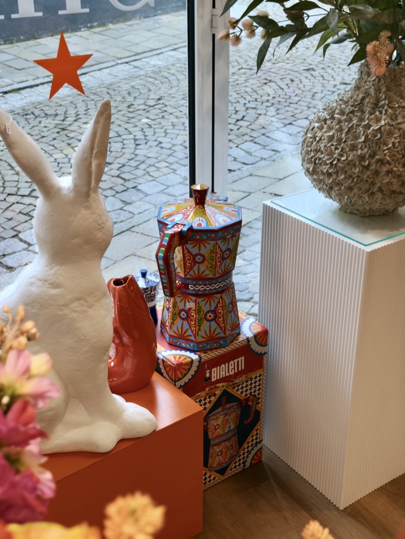 Bialetti Dolce & Gabbana Mokka-Kanne mit Keramikhase im Schaufenster