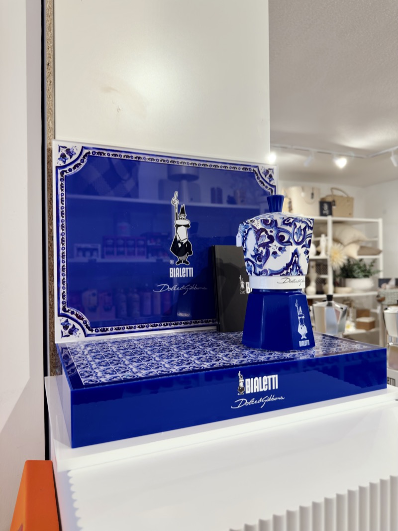 Bialetti Dolce & Gabbana Espressokocher in blau-weißem Majolika-Design im Glüxstern
