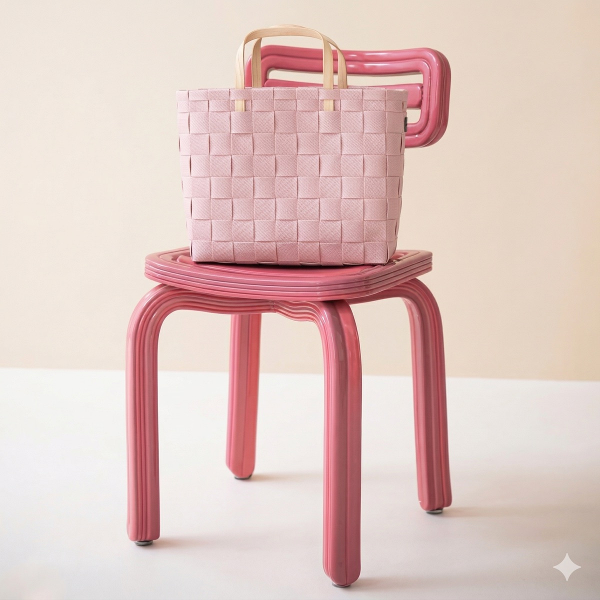 Rosa geflochtene Tasche auf pinkem Designstuhl