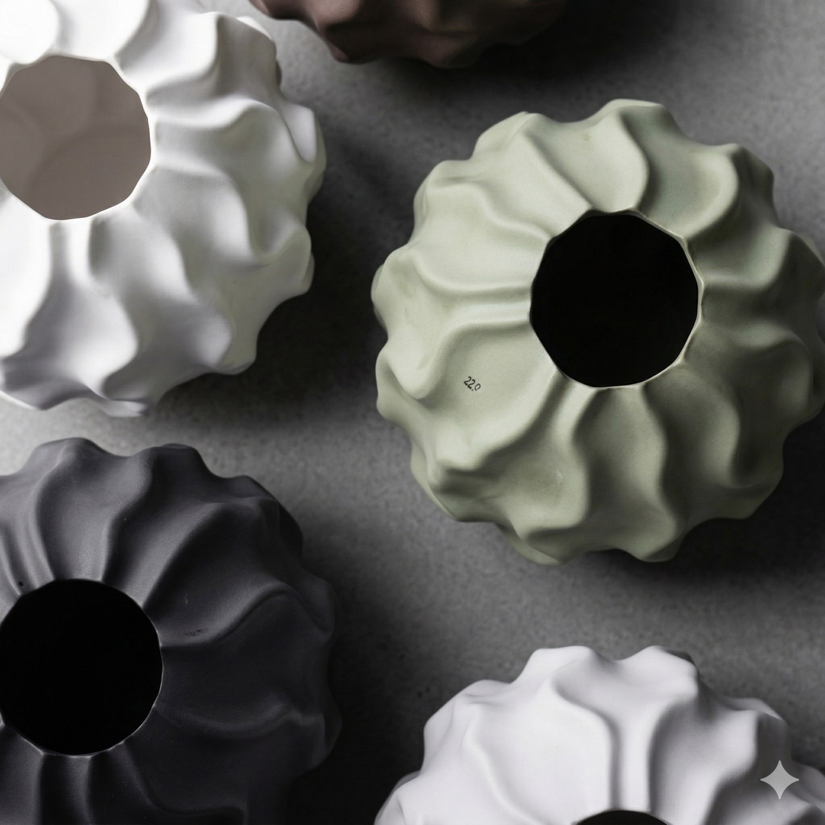 Skulpturale Keramikvasen in Weiß, Salbei und Schwarz