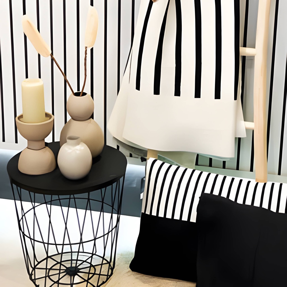 Schwarz-weiße Interior-Kollektion mit Streifenkissen und Vasen